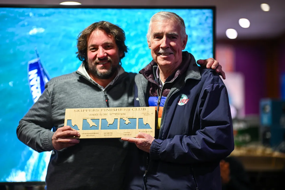 LES SABLES D'OLONNE, FRANCE - 15 FEVRIER 2025 : Le skipper de HUMAN Immobilier Antoine Cornic (FRA) reçoit son trophée des mains de Rich Wilson, skipper américain du tour du monde, au Skippers Finishers Club du Vendée Globe, le 15 février 2025 aux Sables d'Olonne, France - (Photo by Vincent Curutchet / Alea)