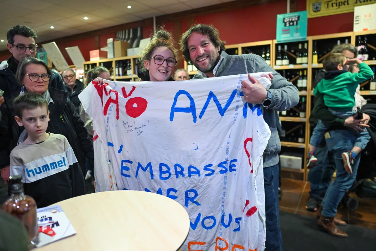 LES SABLES D'OLONNE, FRANCE - 15 FEVRIER 2025 : Le skipper de HUMAN Immobilier Antoine Cornic (FRA) signe des autographes au Skippers Finishers Club du Vendée Globe, le 15 février 2025 aux Sables d'Olonne, France - (Photo by Vincent Curutchet / Alea)