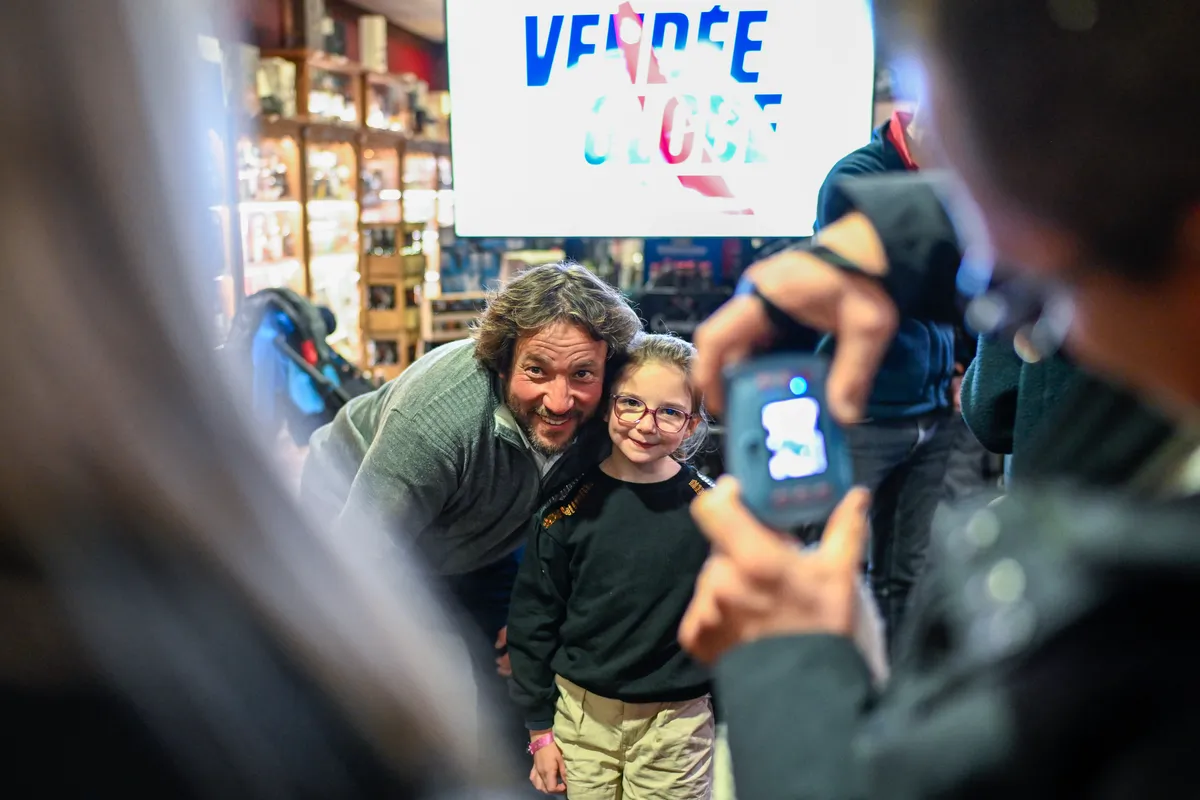 LES SABLES D'OLONNE, FRANCE - 15 FEVRIER 2025 : Le skipper de HUMAN Immobilier Antoine Cornic (FRA) pose avec des fans au Skippers Finishers Club du Vendée Globe, le 15 février 2025 aux Sables d'Olonne, France - (Photo by Jean-Louis Carli / Alea)