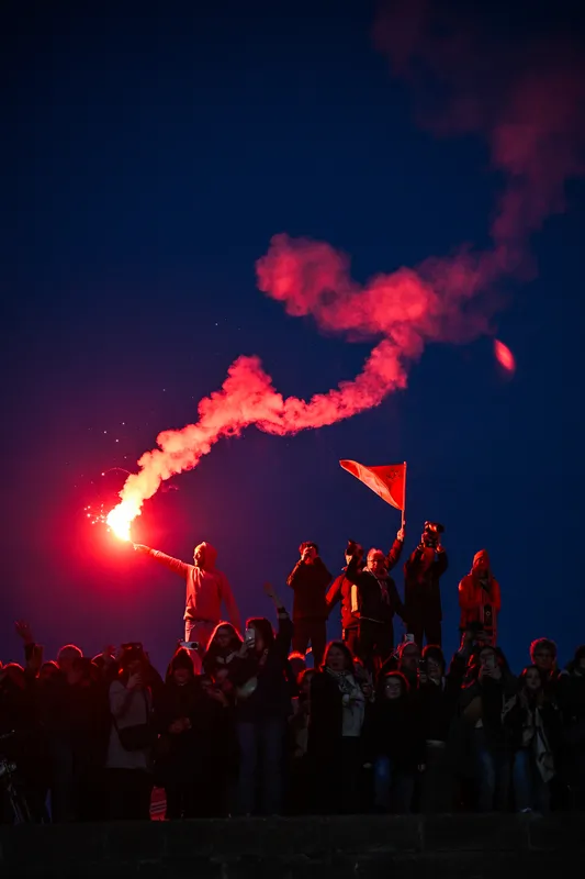 LES SABLES D'OLONNE, FRANCE - 17 FEVRIER 2025 : Tut Gut. Le skipper Oliver Heer (SUI) fête avec des fusées sa 29ème place dans le Vendée Globe par un temps très calme, le 17 février 2025 aux Sables d'Olonne, France - (Photo by Jean-Louis Carli / Alea)