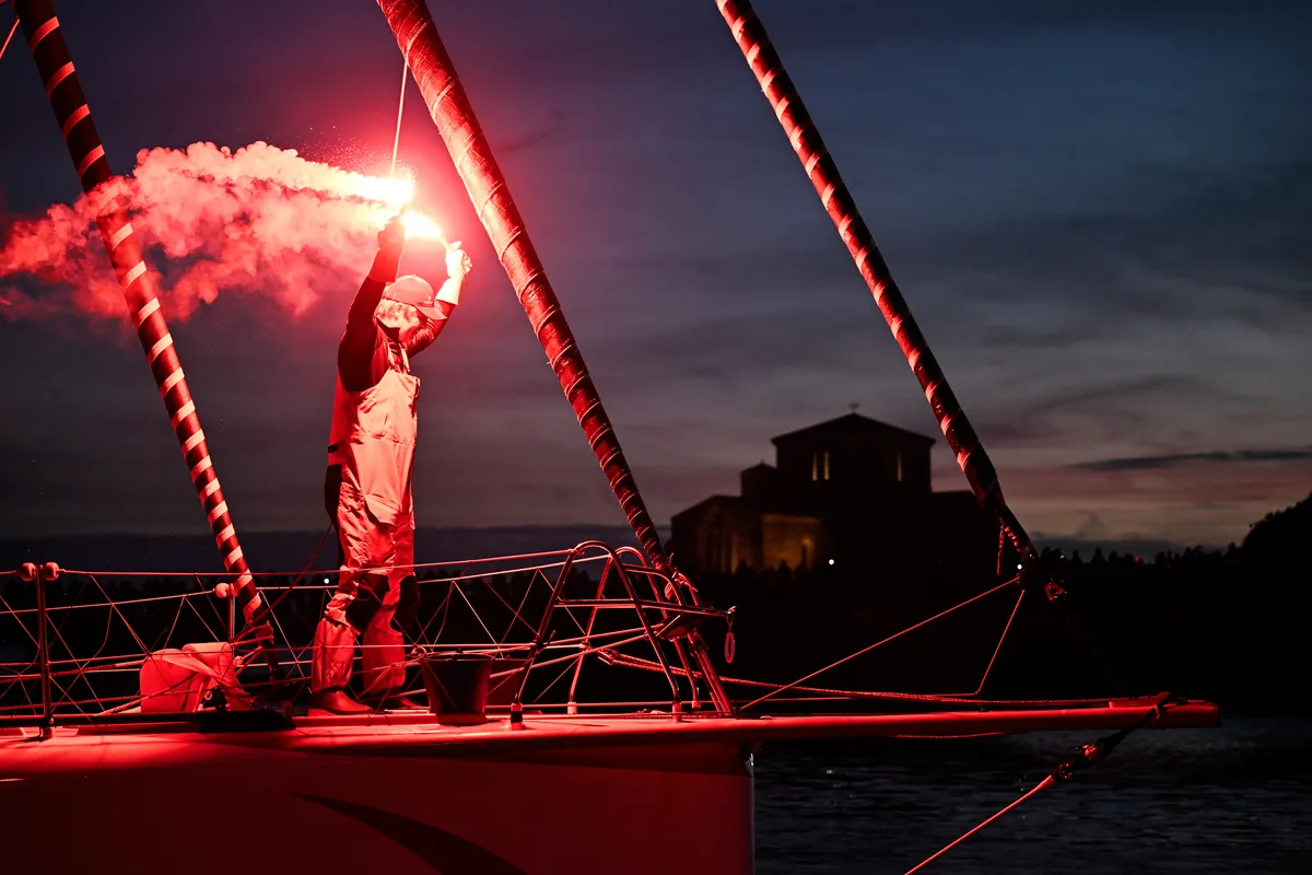 LES SABLES D'OLONNE, FRANCE - 17 FEVRIER 2025 : Tut Gut. Le skipper Oliver Heer (SUI) fête avec des fusées sa 29ème place dans le Vendée Globe par un temps très calme, le 17 février 2025 aux Sables d'Olonne, France - (Photo by Jean-Louis Carli / Alea)