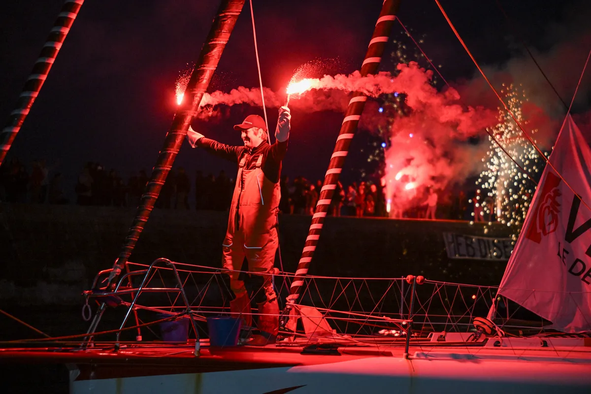 LES SABLES D'OLONNE, FRANCE - 17 FEVRIER 2025 : Tut Gut. Le skipper Oliver Heer (SUI) fête avec des fusées sa 29ème place dans le Vendée Globe par un temps très calme, le 17 février 2025 aux Sables d'Olonne, France - (Photo by Vincent Curutchet / Alea)