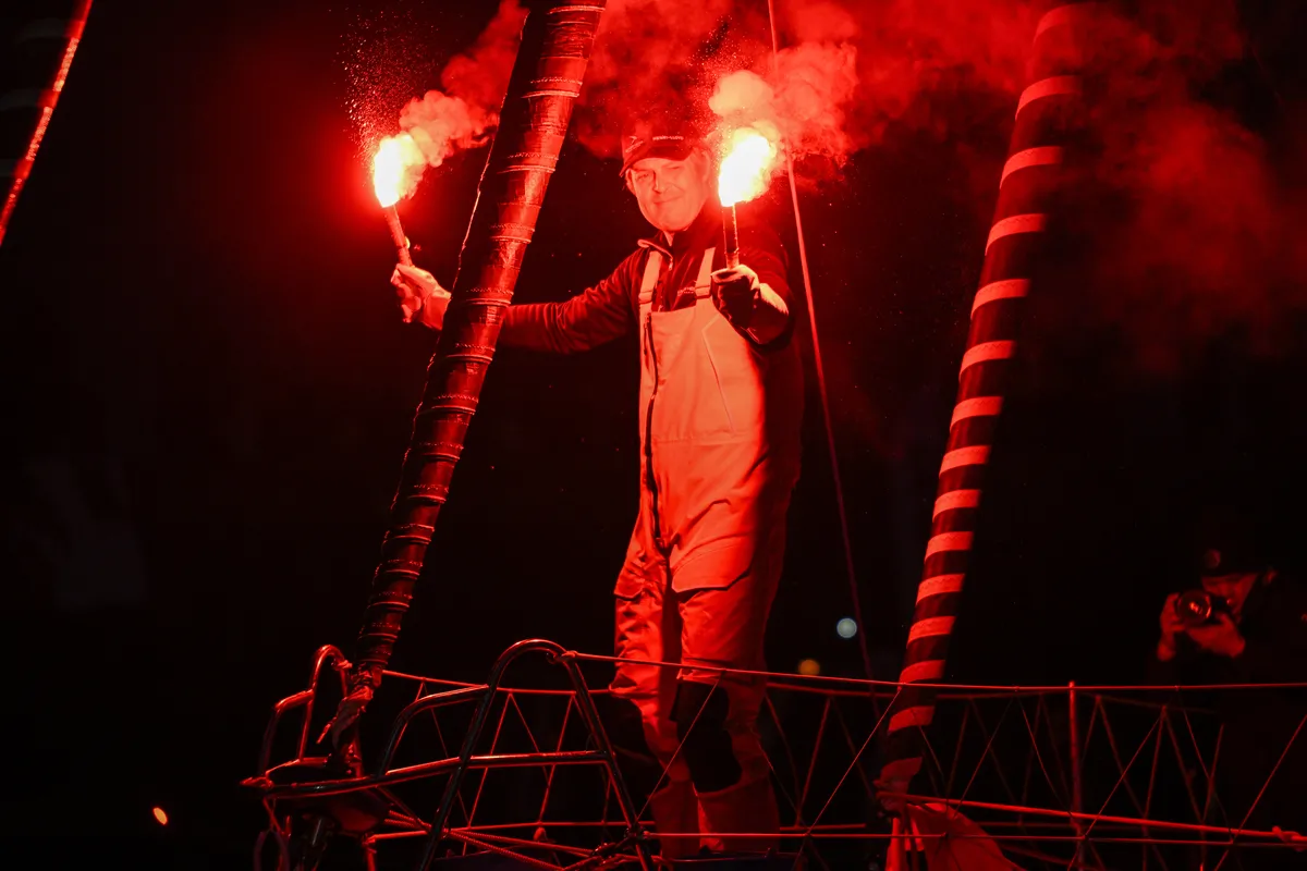 LES SABLES D'OLONNE, FRANCE - 17 FEVRIER 2025 : Tut Gut. Le skipper Oliver Heer (SUI) fête avec des fusées sa 29ème place dans le Vendée Globe par un temps très calme, le 17 février 2025 aux Sables d'Olonne, France - (Photo by Vincent Curutchet / Alea)