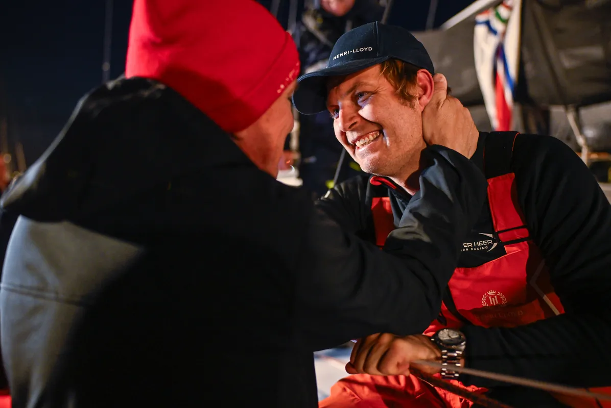 LES SABLES D'OLONNE, FRANCE - 17 FEVRIER 2025 : Tut Gut. Le skipper Oliver Heer (SUI) est félicité par ses amis et partenaires après avoir pris la 29e place du Vendée Globe, le 17 février 2025 aux Sables d'Olonne, France - (Photo Jean-Louis Carli / Alea)