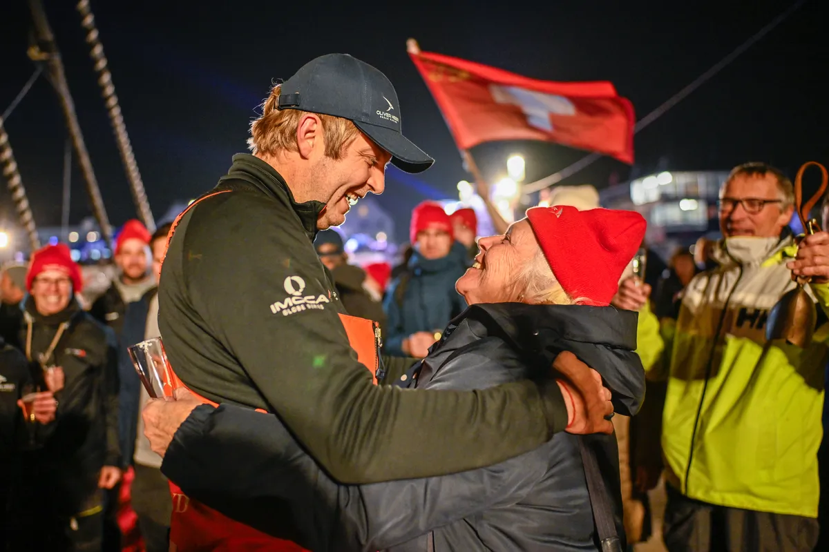 LES SABLES D'OLONNE, FRANCE - 17 FEVRIER 2025 : Tut Gut. Le skipper Oliver Heer (SUI) est félicité par ses amis et partenaires après avoir pris la 29e place du Vendée Globe, le 17 février 2025 aux Sables d'Olonne, France - (Photo Jean-Louis Carli / Alea)