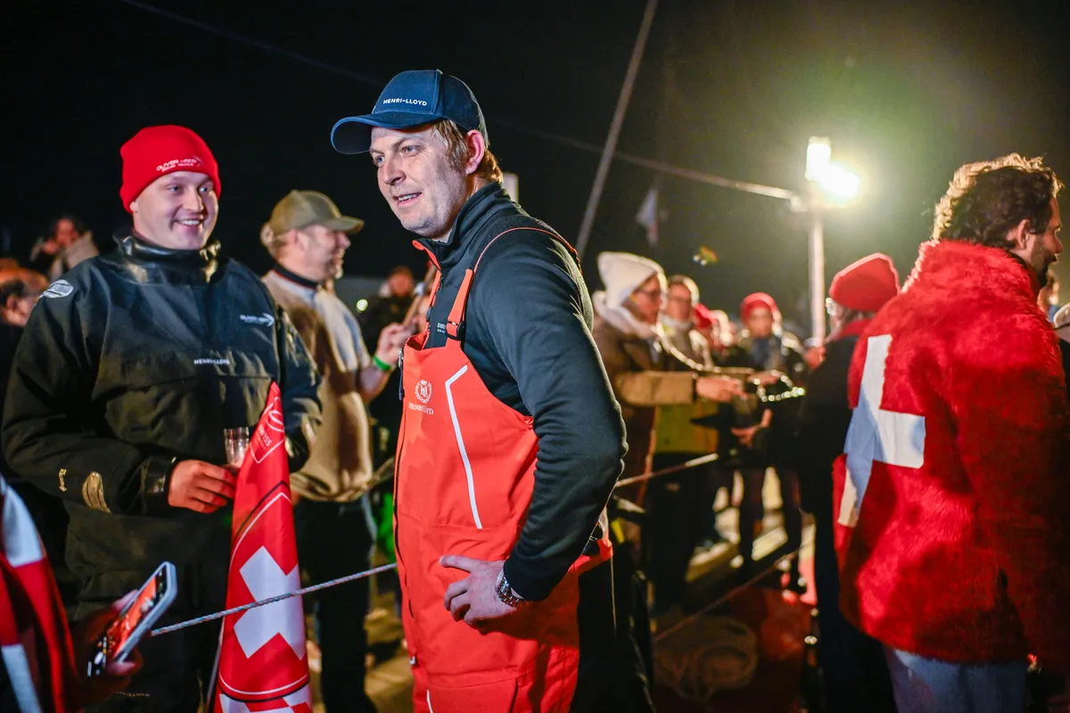 LES SABLES D'OLONNE, FRANCE - 17 FEVRIER 2025 : Tut Gut. Le skipper Oliver Heer (SUI) est félicité par ses amis et partenaires après avoir pris la 29e place du Vendée Globe, le 17 février 2025 aux Sables d'Olonne, France - (Photo Jean-Louis Carli / Alea)