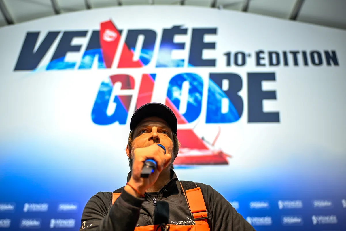 LES SABLES D'OLONNE, FRANCE - 17 FEVRIER 2025 : Tut Gut. Le skipper Oliver Heer (SUI) est photographié lors de sa conférence de presse après avoir pris la 29e place du Vendée Globe, le 17 février 2025 aux Sables d'Olonne, France - (Photo by Jean-Louis Carli / Alea)