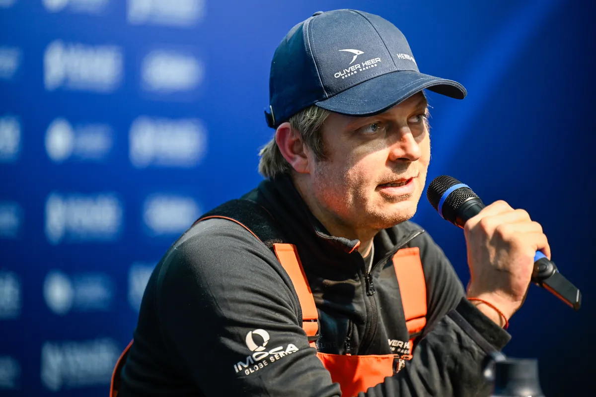 LES SABLES D'OLONNE, FRANCE - 17 FEVRIER 2025 : Tut Gut. Le skipper Oliver Heer (SUI) est photographié lors de sa conférence de presse après avoir pris la 29e place du Vendée Globe, le 17 février 2025 aux Sables d'Olonne, France - (Photo by Jean-Louis Carli / Alea)