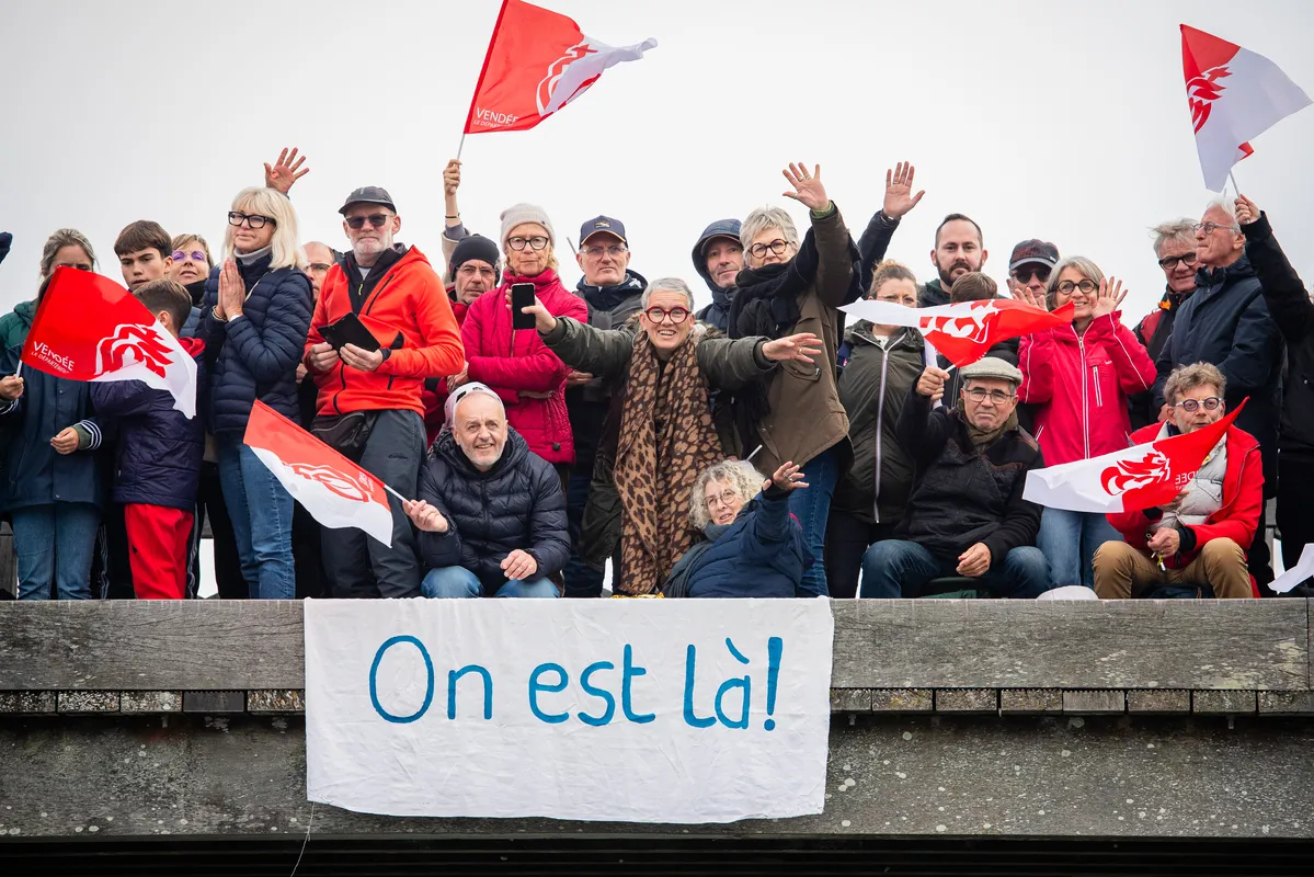 LES SABLES D'OLONNE, FRANCE - 10 NOVEMBRE 2024 : La foule est photographiée dans le chenal avant le départ du Vendée Globe, le 10 novembre 2024 aux Sables d'Olonne, France - (Photo by Bernard Le Bars / Alea)