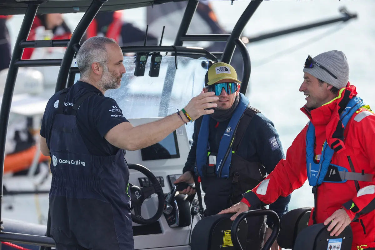 LES SABLES D'OLONNE, FRANCE - 04 MARS 2025 : Nexans - Fabrice Amedeo (FRA), skipper de Wewise, discute avec Hubert Lemonnier (Directeur de Course) après avoir pris la 32ème place du Vendée Globe, le 04 mars 2025 aux Sables d'Olonne, France - (Photo by Jean-Marie Liot / Alea)