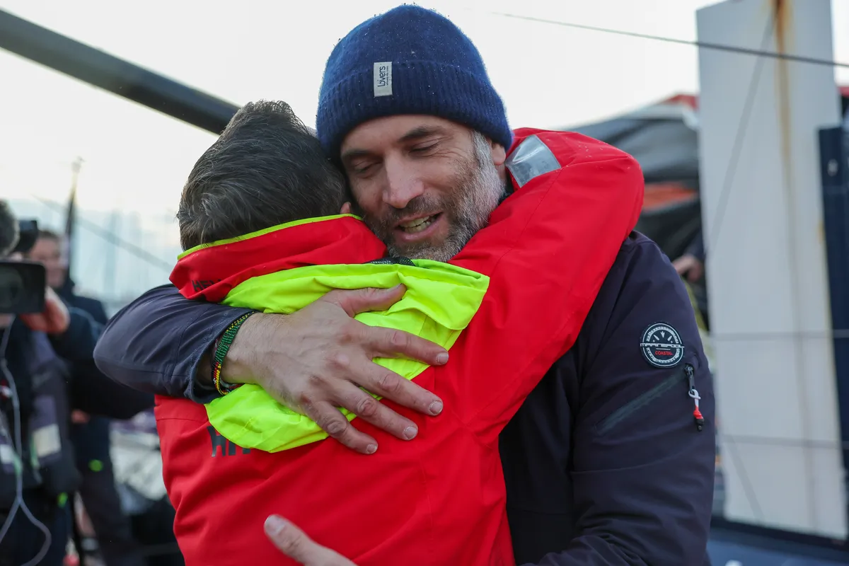 LES SABLES D'OLONNE, FRANCE - 04 MARS 2025 : Nexans - Le skipper de Wewise Fabrice Amedeo (FRA) est félicité par Alain Leboeuf (Président SAEM Vendée) après avoir pris la 32ème place du Vendée Globe, le 04 mars 2025 aux Sables d'Olonne, France - (Photo by Jean-Marie Liot / Alea)