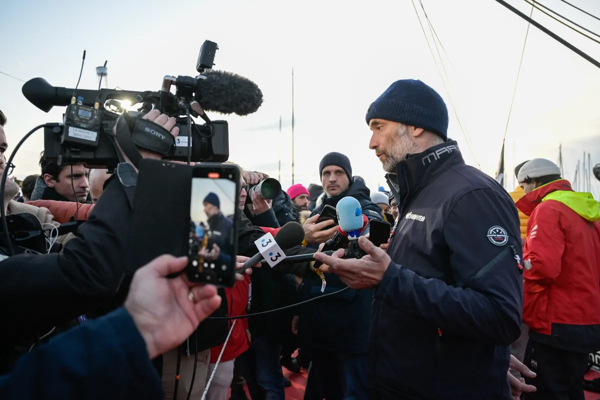 LES SABLES D'OLONNE, FRANCE - 04 MARS 2025 : Nexans - Fabrice Amedeo (FRA), skipper de Wewise, est interviewé par les médias après avoir pris la 32ème place du Vendée Globe, le 04 mars 2025 aux Sables d'Olonne, France - (Photo by Olivier Blanchet / Alea)