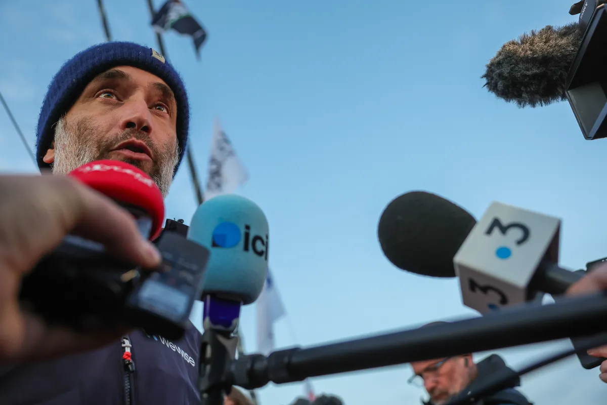 LES SABLES D'OLONNE, FRANCE - 04 MARS 2025 : Nexans - Le skipper de Wewise Fabrice Amedeo (FRA) est interviewé par les médias après avoir pris la 32ème place du Vendée Globe, le 04 mars 2025 aux Sables d'Olonne, France - (Photo by Jean-Marie Liot / Alea)