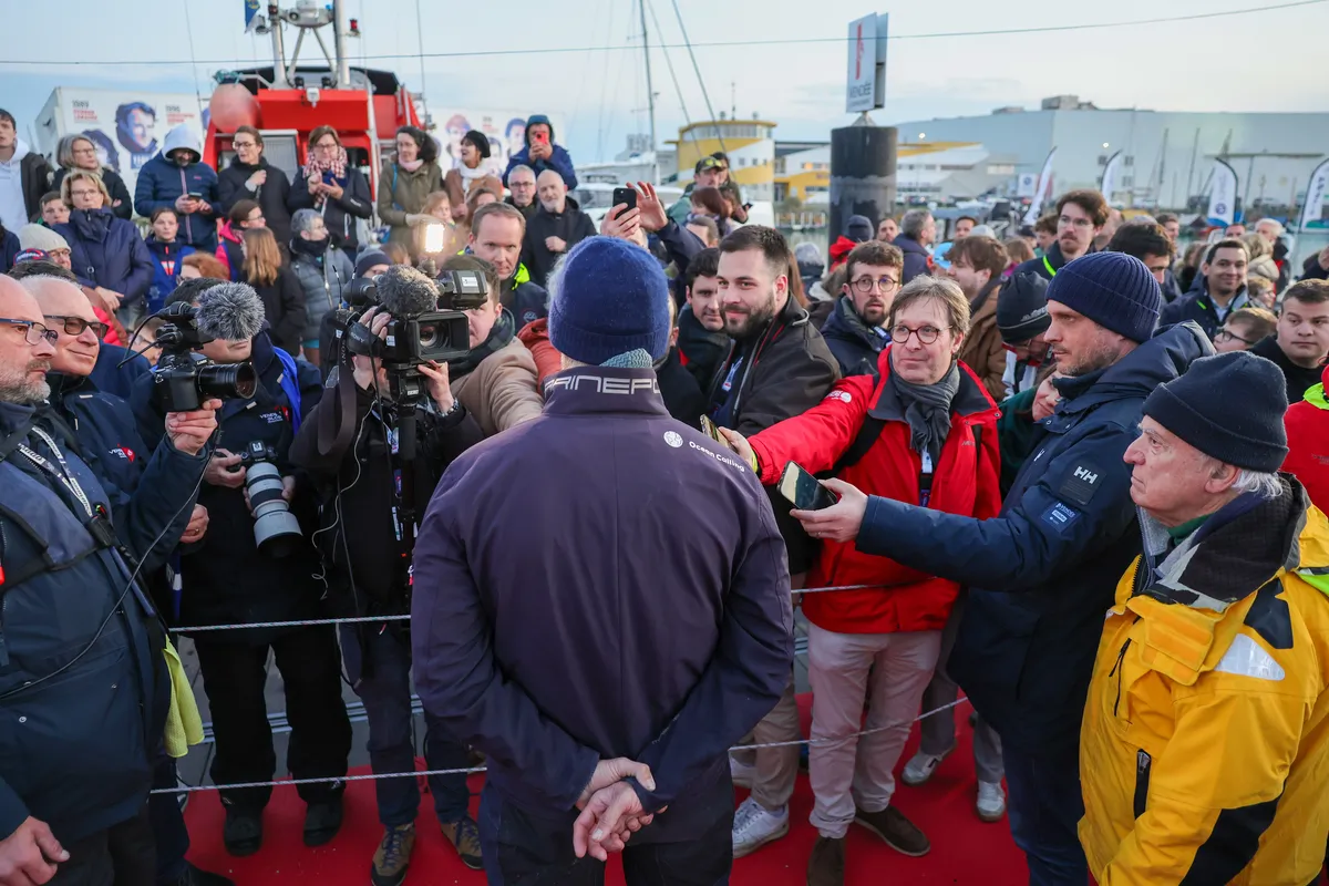 LES SABLES D'OLONNE, FRANCE - 04 MARS 2025 : Nexans - Le skipper de Wewise Fabrice Amedeo (FRA) est interviewé par les médias après avoir pris la 32ème place du Vendée Globe, le 04 mars 2025 aux Sables d'Olonne, France - (Photo by Jean-Marie Liot / Alea)