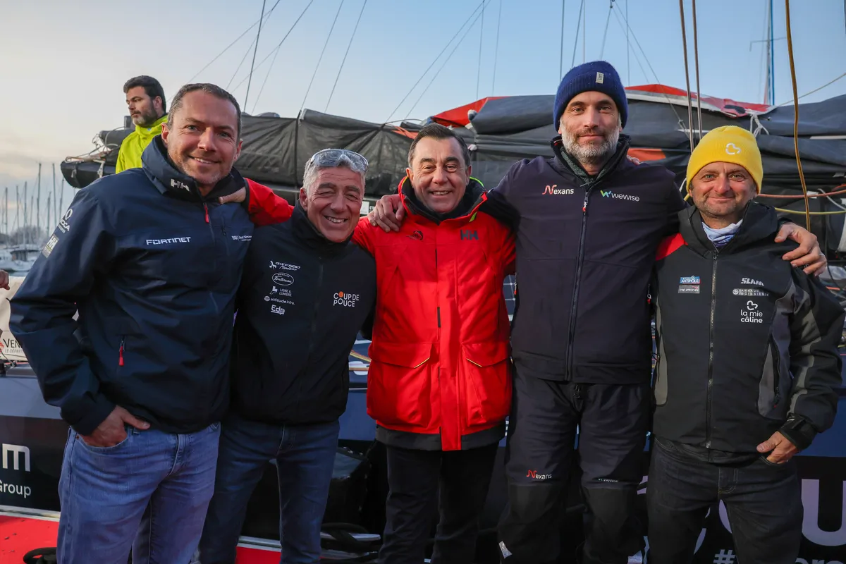 LES SABLES D'OLONNE, FRANCE - 04 MARS 2025 : Le skipper de Nexans - Wewise Fabrice Amedeo (FRA) est photographié avec Romain Attanasio, Manuel Cousin, Alain Leboeuf (Président SAEM Vendée) et Arnaud Boissières, après avoir pris la 32ème place du Vendée Globe, le 04 mars 2025 aux Sables d'Olonne, France - (Photo by Jean-Marie Liot / Alea)