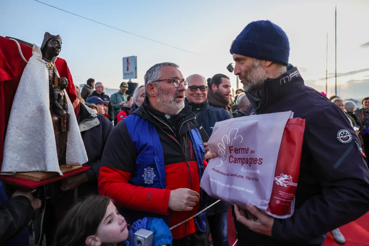 LES SABLES D'OLONNE, FRANCE - 04 MARS 2025 : Nexans - Le skipper de Wewise Fabrice Amedeo (FRA) est photographié avec la vierge noire de Rocamadour après avoir pris la 32ème place du Vendée Globe, le 04 mars 2025 aux Sables d'Olonne, France - (Photo by Jean-Marie Liot / Alea)