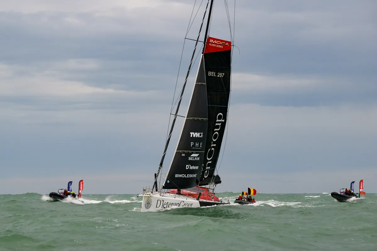LES SABLES D'OLONNE, FRANCE - 08 MARS 2025 : Le skipper de D'Ieteren Group Denis Van Weynbergh (BEL) est photographié à la dernière place du Vendée Globe, 1 jour après que la ligne d'arrivée ait été fermée sportivement, donc non classée, le 08 mars 2025 aux Sables d'Olonne, France - (Photo by Olivier Blanchet / Alea)