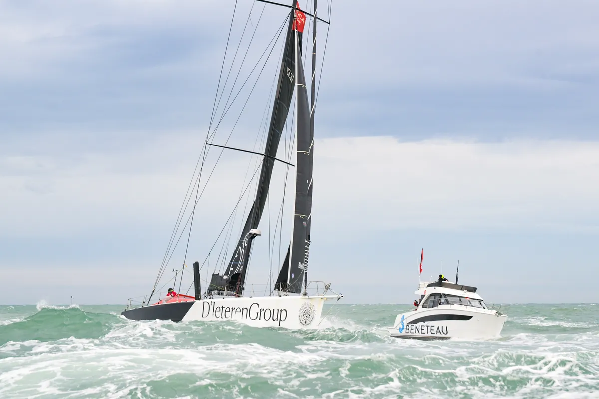 LES SABLES D'OLONNE, FRANCE - 08 MARS 2025 : Le skipper de D'Ieteren Group Denis Van Weynbergh (BEL) est photographié à la dernière place du Vendée Globe, 1 jour après que la ligne d'arrivée ait été fermée sportivement, donc non classée, le 08 mars 2025 aux Sables d'Olonne, France - (Photo by Olivier Blanchet / Alea)