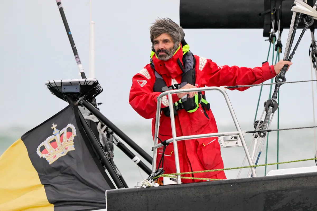 LES SABLES D'OLONNE, FRANCE - 08 MARS 2025 : Le skipper de D'Ieteren Group Denis Van Weynbergh (BEL) est photographié à la dernière place du Vendée Globe, 1 jour après que la ligne d'arrivée ait été fermée sportivement, donc non classée, le 08 mars 2025 aux Sables d'Olonne, France - (Photo by Olivier Blanchet / Alea)