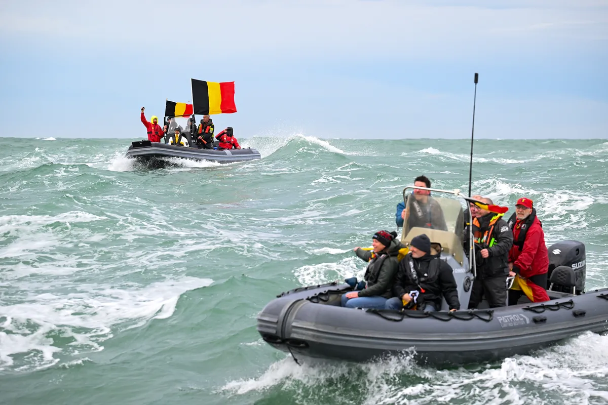 LES SABLES D'OLONNE, FRANCE - 08 MARS 2025 : Les spectateurs se rassemblent dans le chenal alors que le skipper de D'Ieteren Group Denis Van Weynbergh (BEL) prend la dernière place du Vendée Globe, 1 jour après que la ligne d'arrivée ait été fermée sportivement, et donc non classée, le 08 mars 2025 aux Sables d'Olonne, France - (Photo by Vincent Curutchet / Alea)