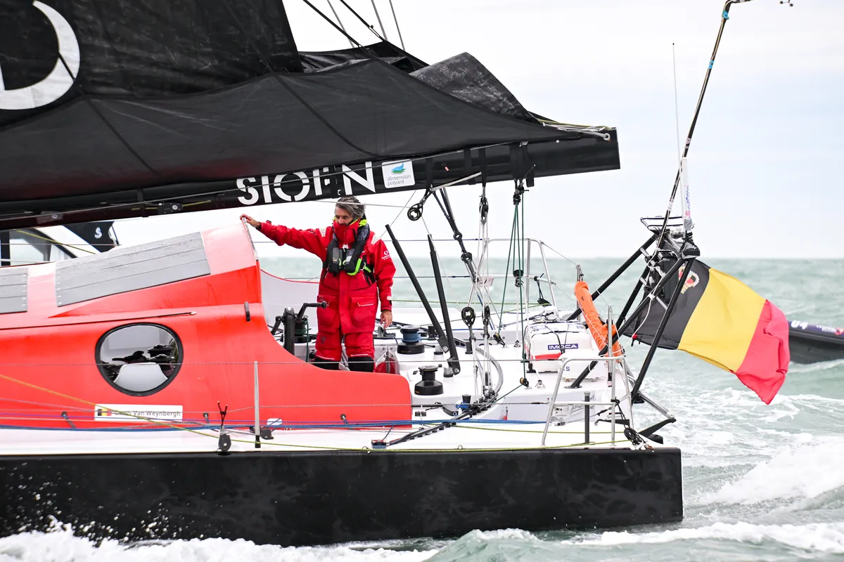 LES SABLES D'OLONNE, FRANCE - 08 MARS 2025 : Le skipper de D'Ieteren Group Denis Van Weynbergh (BEL) est photographié à la dernière place du Vendée Globe, 1 jour après que la ligne d'arrivée ait été fermée sportivement, donc non classée, le 08 mars 2025 aux Sables d'Olonne, France - (Photo by Vincent Curutchet / Alea)