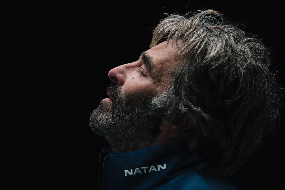 LES SABLES D'OLONNE, FRANCE - 01 MARS 2025 : Le skipper de D'Ieteren Group Denis Van Weynbergh (BEL) est photographié en studio après avoir pris la dernière place du Vendée Globe, 1 jour après que la ligne d'arrivée ait été fermée sportivement, donc non classée, le 08 mars 2025 aux Sables d'Olonne, France - (Photo by Olivier Blanchet / Alea)