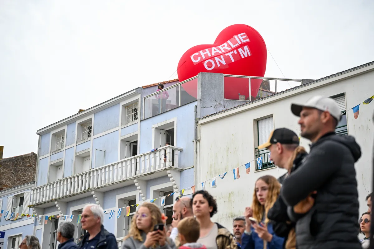 LES SABLES D'OLONNE, FRANCE - 10 MAI 2025 : Hommage au vainqueur MACIF Santé Prévoyance skipper Charlie Dalin (FRA) lors de la parade nautique de la remise des prix du Vendée Globe, le 10 mai 2025 aux Sables d'Olonne, France - (Photo Jean-Louis Carli / Alea)