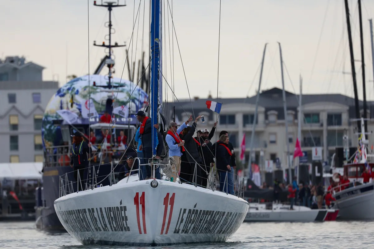 LES SABLES D'OLONNE, FRANCE - 10 MAI 2025 : L'imoca T-One-One est photographié lors de la parade nautique de la remise des prix du Vendée Globe, le 10 mai 2025 aux Sables d'Olonne, France - (Photo by Jean-Marie Liot / Alea)