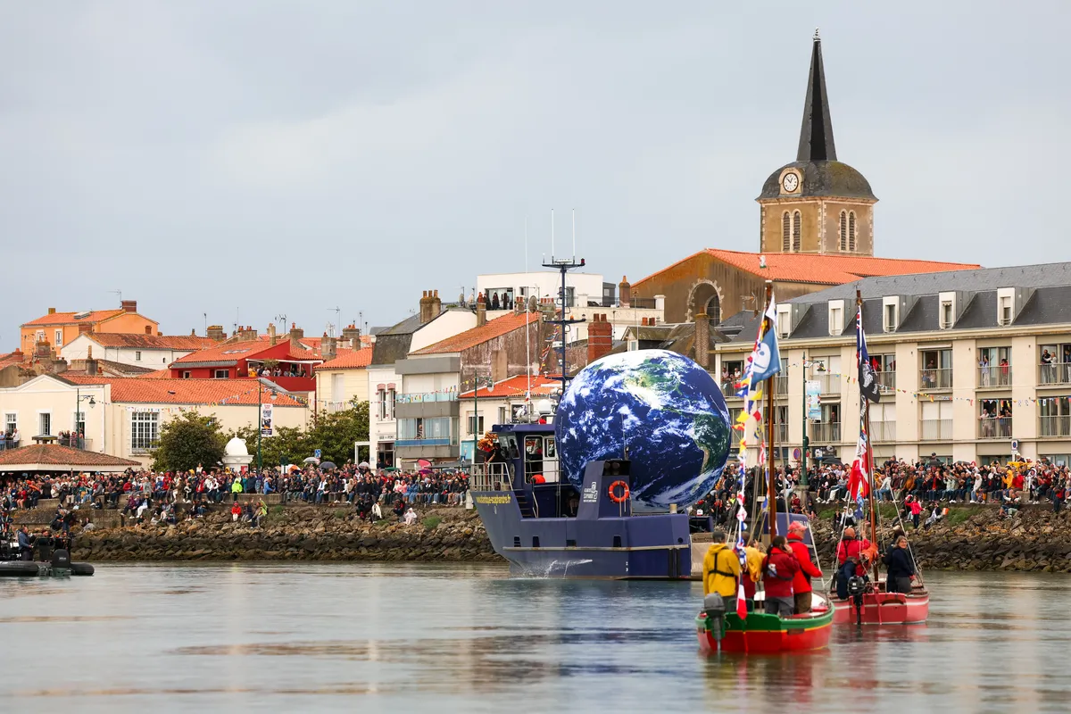 LES SABLES D'OLONNE, FRANCE - 10 MAI 2025 : Des skippers et diverses activités sont photographiés lors de la parade nautique de la remise des prix du Vendée Globe, le 10 mai 2025 aux Sables d'Olonne, France - (Photo by Jean-Marie Liot / Alea)