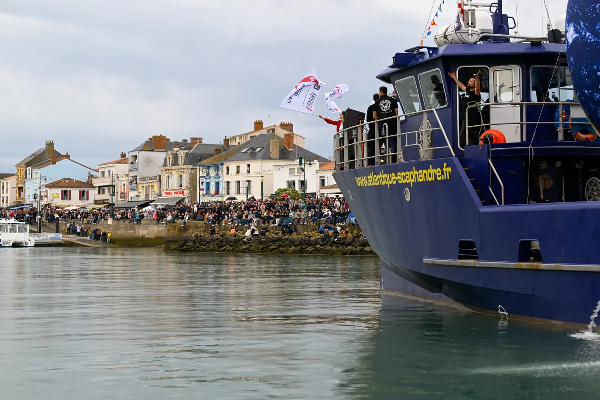 LES SABLES D'OLONNE, FRANCE - 10 MAI 2025 : Des skippers et diverses activités sont photographiés lors de la parade nautique de la remise des prix du Vendée Globe, le 10 mai 2025 aux Sables d'Olonne, France - (Photo by Olivier Blanchet / Alea)