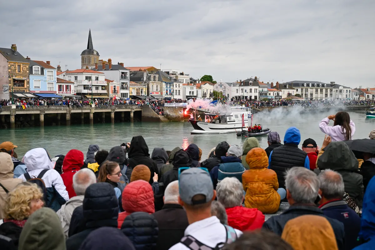 LES SABLES D'OLONNE, FRANCE - 10 MAI 2025 : Des skippers et diverses activités sont photographiés lors de la parade nautique de la remise des prix du Vendée Globe, le 10 mai 2025 aux Sables d'Olonne, France - (Photo by Jean-Louis Carli / Alea)
