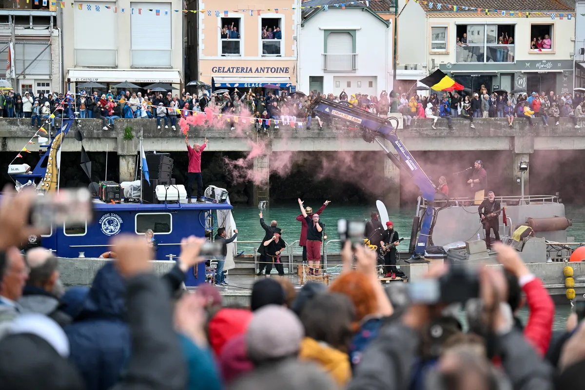 LES SABLES D'OLONNE, FRANCE - 10 MAI 2025 : Des skippers et diverses activités sont photographiés lors de la parade nautique de la remise des prix du Vendée Globe, le 10 mai 2025 aux Sables d'Olonne, France - (Photo by Jean-Louis Carli / Alea)
