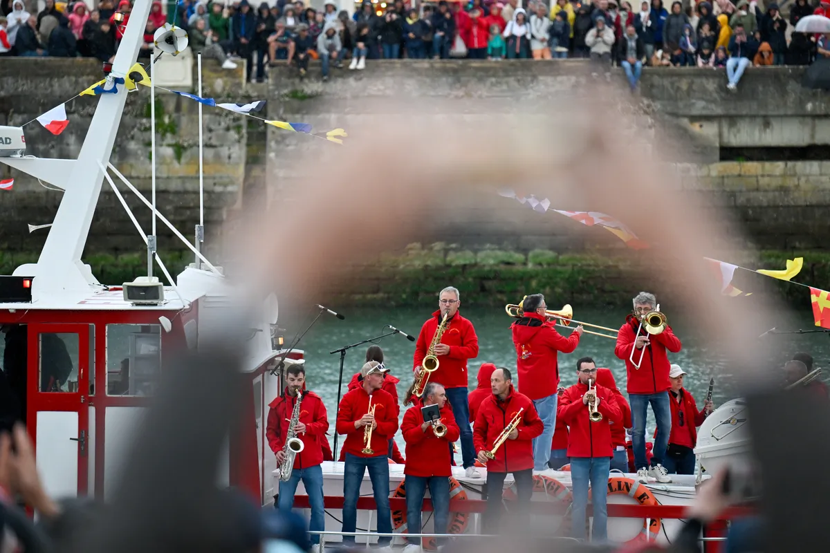 LES SABLES D'OLONNE, FRANCE - 10 MAI 2025 : Des skippers et diverses activités sont photographiés lors de la parade nautique de la remise des prix du Vendée Globe, le 10 mai 2025 aux Sables d'Olonne, France - (Photo by Jean-Louis Carli / Alea)
