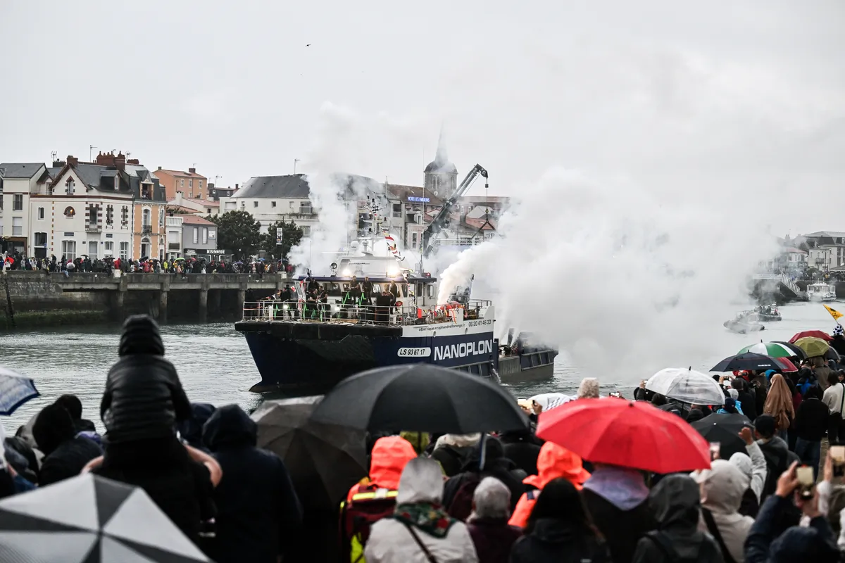 LES SABLES D'OLONNE, FRANCE - 10 MAI 2025 : Des skippers et diverses activités sont photographiés lors de la parade nautique de la remise des prix du Vendée Globe, le 10 mai 2025 aux Sables d'Olonne, France - (Photo by Jean-Louis Carli / Alea)