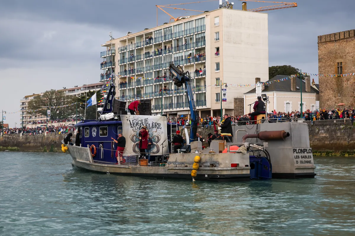 LES SABLES D'OLONNE, FRANCE - 10 MAI 2025 : Des skippers et diverses activités sont photographiés lors de la parade nautique de la remise des prix du Vendée Globe, le 10 mai 2025 aux Sables d'Olonne, France - (Photo by Jean-Marie Liot / Alea)