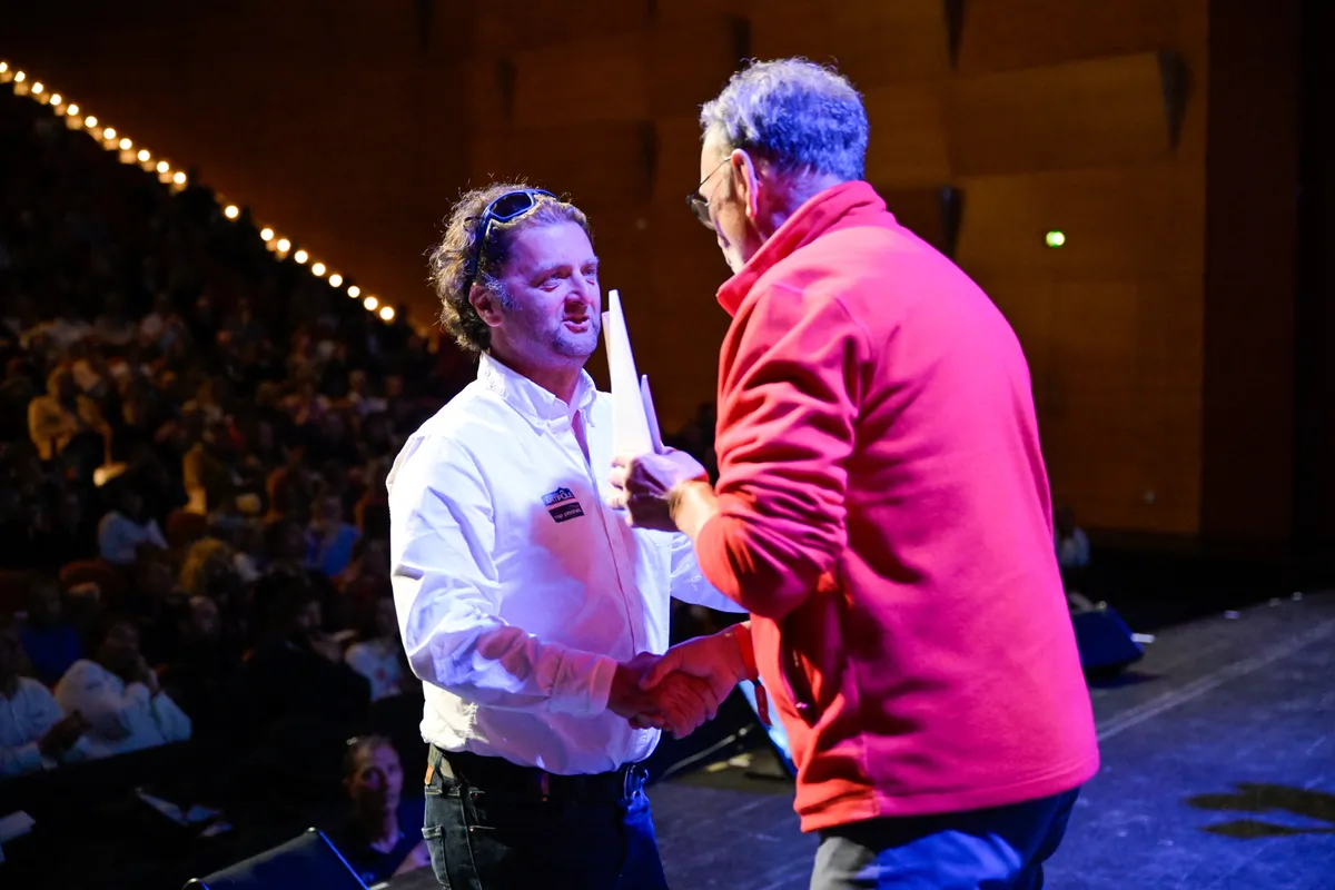LES SABLES D'OLONNE, FRANCE - 10 MAI 2025 : Arnaud Boissières (FRA), skipper retraité de La Mie Caline, est photographié lors de la cérémonie de remise des prix du Vendée Globe, le 10 mai 2025 aux Sables d'Olonne, France - (Photo by Olivier Blanchet / Alea)