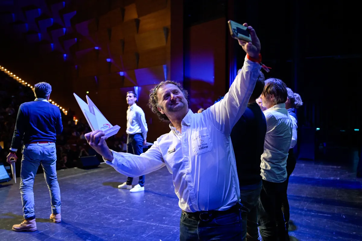 LES SABLES D'OLONNE, FRANCE - 10 MAI 2025 : Arnaud Boissières (FRA), skipper retraité de La Mie Caline, est photographié en train de prendre un selfie avec son prix lors de la cérémonie de remise des prix du Vendée Globe, le 10 mai 2025 aux Sables d'Olonne, France - (Photo by Olivier Blanchet / Alea)