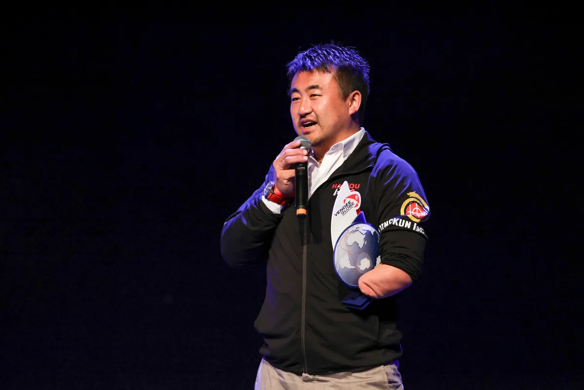 LES SABLES D'OLONNE, FRANCE - 10 MAI 2025 : Le skipper de Singchain Team Haikou Jingkun Xu (CN) est photographié lors de la cérémonie de remise des prix du Vendée Globe, le 10 mai 2025 aux Sables d'Olonne, France - (Photo by Jean-Marie Liot / Alea)