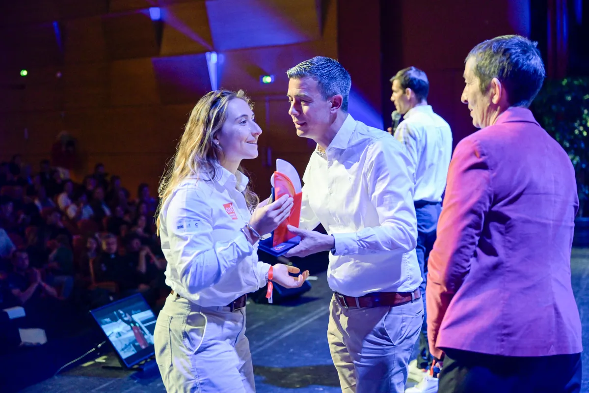 I LES SABLES D'OLONNE, FRANCE - 10 MAI 2025 : Violette Dorange (FRA), skipper de DeVenir, est photographiée avec Florence Pineau (Vice Présidente CD) lors de la remise des prix du Vendée Globe, le 10 mai 2025 aux Sables d'Olonne, France - (Photo by Olivier Blanchet / Alea)