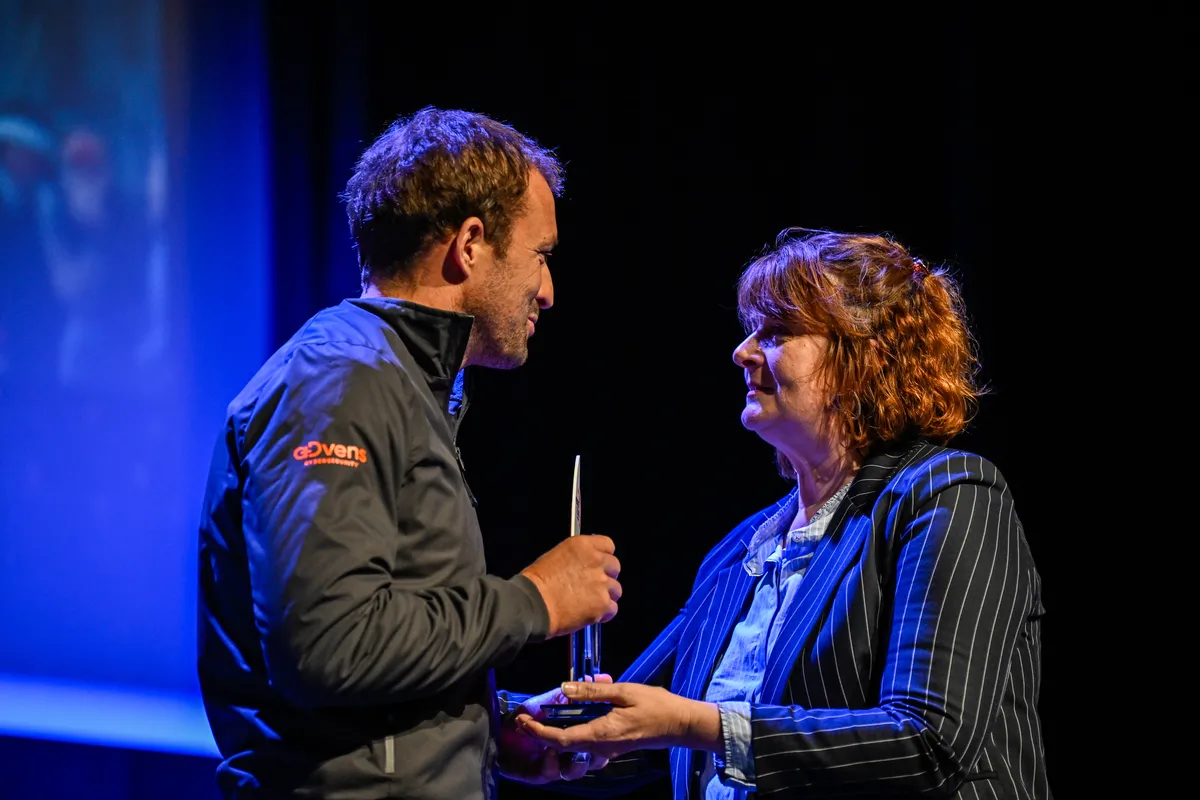 LES SABLES D'OLONNE, FRANCE - 10 MAI 2025 : Le skipper de VULNERABLE Sam Goodchild (GBR) est photographié avec Bérengère Soulard (Vice-pdt Vendée Dept) lors de la cérémonie de remise des prix du Vendée Globe, le 10 mai 2025 aux Sables d'Olonne, France - (Photo by Jean-Louis Carli / Alea)