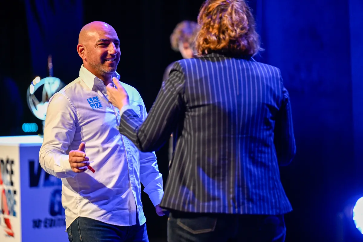 LES SABLES D'OLONNE, FRANCE - 10 MAI 2025 : Damien Seguin (FRA), skipper du Groupe APICIL, est photographié avec Bérengère Soulard (Vice-pdt Vendée Dept) lors de la remise des prix du Vendée Globe, le 10 mai 2025 aux Sables d'Olonne, France - (Photo by Olivier Blanchet / Alea)