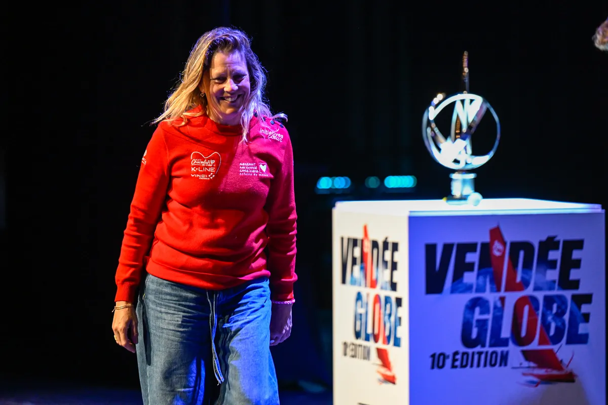 LES SABLES D'OLONNE, FRANCE - 10 MAI 2025 : Le skipper d'Initiatives-Cœur Sam Davies (GBR) est photographié avec son trophée lors de la cérémonie de remise des prix du Vendée Globe, le 10 mai 2025 aux Sables d'Olonne, France - (Photo by Olivier Blanchet / Alea)
