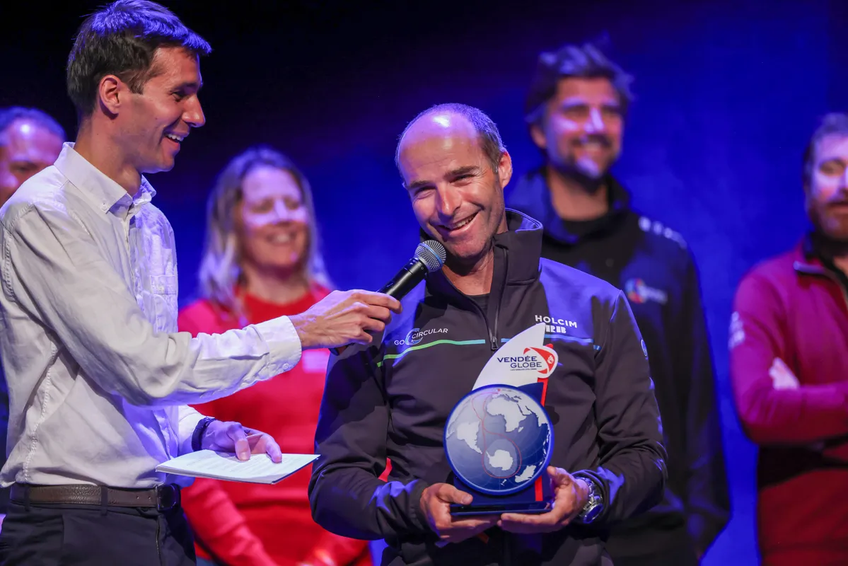 LES SABLES D'OLONNE, FRANCE - 10 MAI 2025 : HOLCIM - Le skipper de PRB Nicolas Lunven (FRA) est photographié avec le speaker Maxime Cogny lors de la cérémonie de remise des prix du Vendée Globe, le 10 mai 2025 aux Sables d'Olonne, France - (Photo by Jean-Marie Liot / Alea)