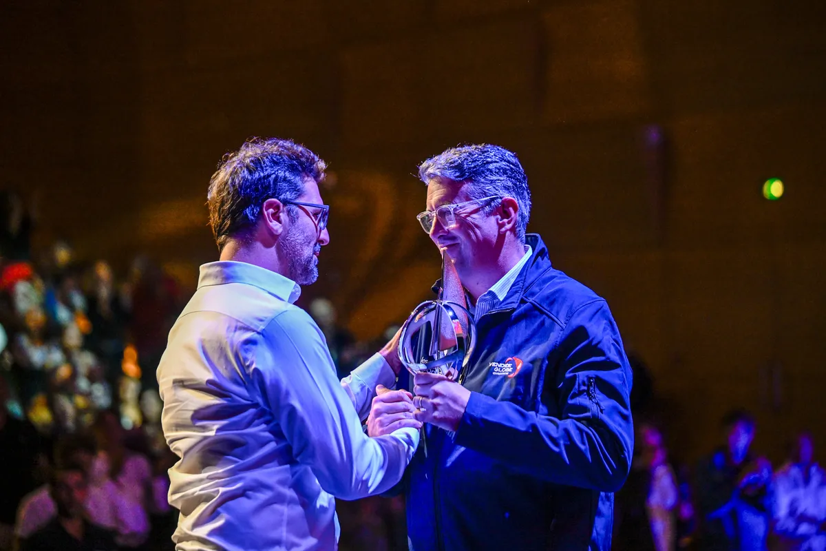 LES SABLES D'OLONNE, FRANCE - 10 MAI 2025 : Yoann Richomme (FRA), skipper de PAPREC ARKÉA, est photographié avec Yannick Moreau (maire des Sables d'Olonne) lors de la remise des prix du Vendée Globe, le 10 mai 2025 aux Sables d'Olonne, France - (Photo by Olivier Blanchet / Alea)