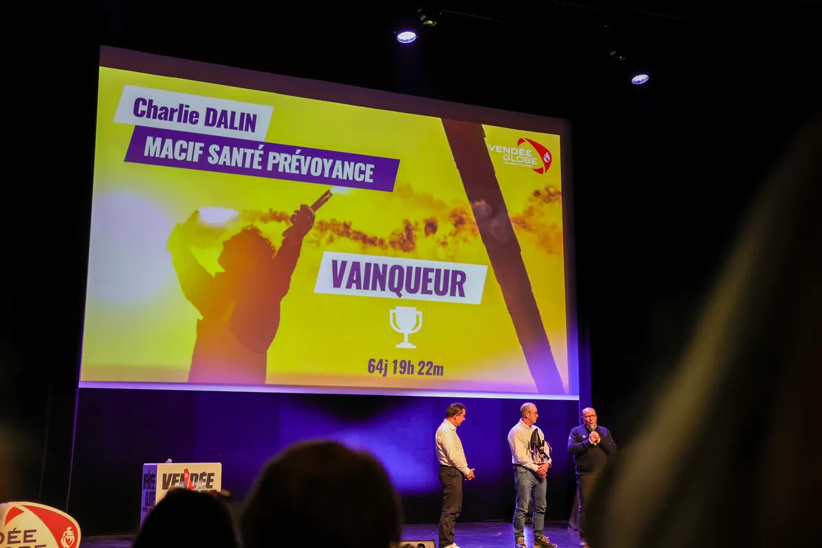 LES SABLES D'OLONNE, FRANCE - 10 MAI 2025 : Jean-Luc Nelias, directeur de l'équipe gagnante MACIF Santé Prévoyance, reçoit un trophée lors de la cérémonie de remise des prix du Vendée Globe, le 10 mai 2025 aux Sables d'Olonne, France - (Photo by Jean-Louis Carli / Alea)