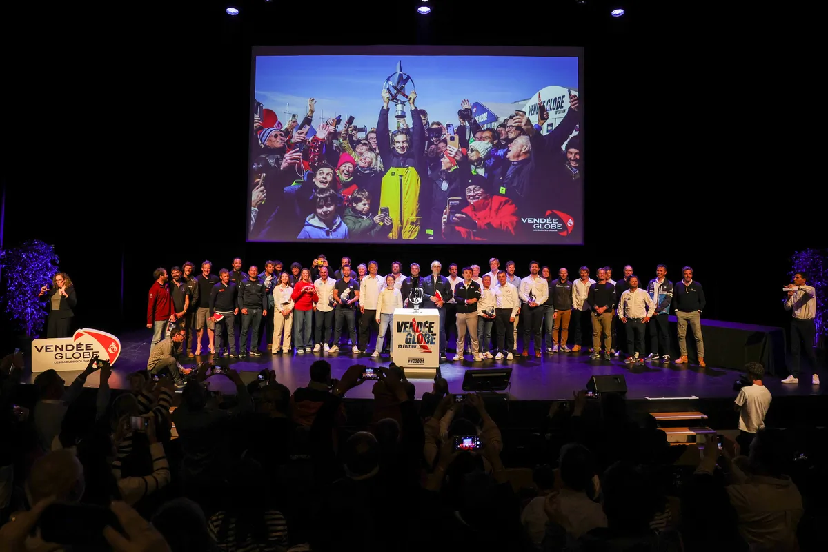 LES SABLES D'OLONNE, FRANCE - 10 MAI 2025 : Tous les skippers sont photographiés avec le vainqueur manquant MACIF Santé Prévoyance, Charlie Dalin (FRA), en arrière-plan, lors de la cérémonie de remise des prix du Vendée Globe, le 10 mai 2025 aux Sables d'Olonne, France - (Photo by Jean-Marie Liot / Alea)