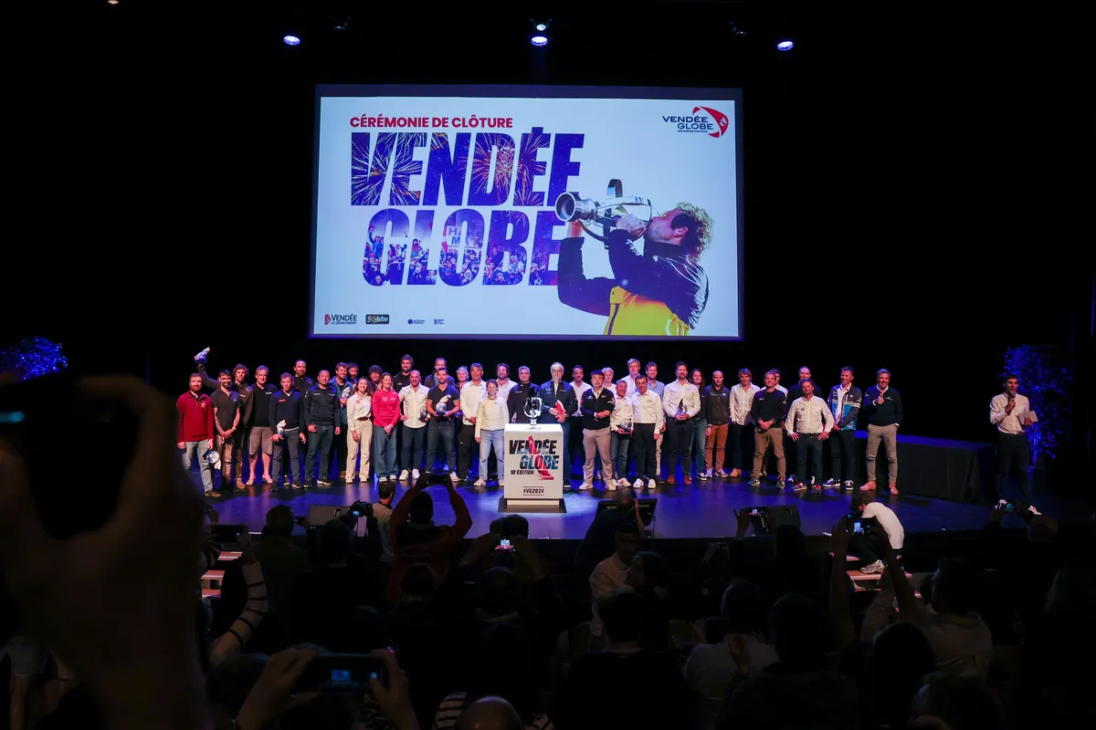 LES SABLES D'OLONNE, FRANCE - 10 MAI 2025 : Tous les skippers sont photographiés avec le vainqueur manquant MACIF Santé Prévoyance, Charlie Dalin (FRA), en arrière-plan, lors de la cérémonie de remise des prix du Vendée Globe, le 10 mai 2025 aux Sables d'Olonne, France - (Photo by Jean-Marie Liot / Alea)