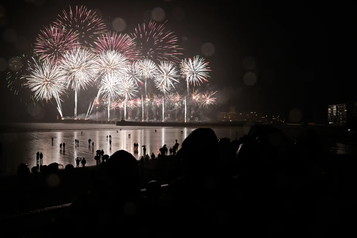 LES SABLES D'OLONNE, FRANCE - 10 MAI 2025 : Un feu d'artifice est photographié sur la plage après la cérémonie de remise des prix du Vendée Globe, le 10 mai 2025 aux Sables d'Olonne, France - (Photo by Jean-Louis Carli / Alea)