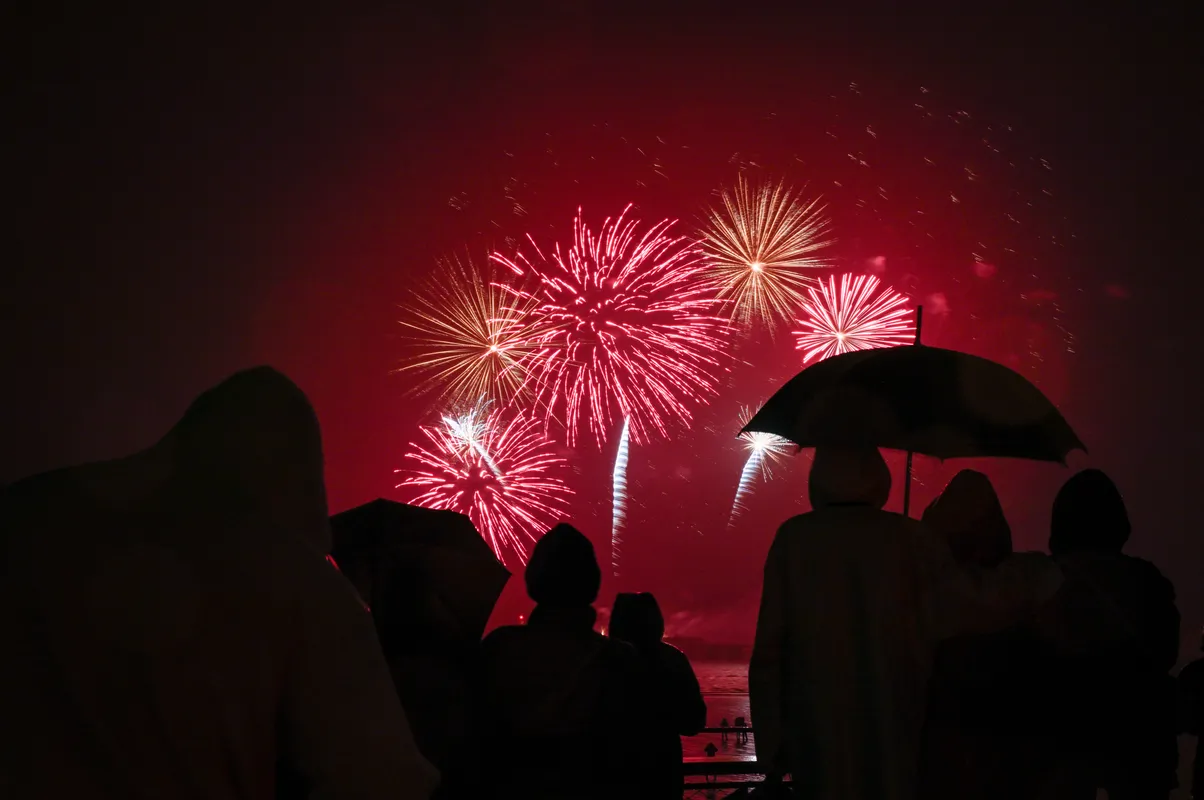 LES SABLES D'OLONNE, FRANCE - 10 MAI 2025 : Un feu d'artifice est photographié sur la plage après la cérémonie de remise des prix du Vendée Globe, le 10 mai 2025 aux Sables d'Olonne, France - (Photo by Jean-Louis Carli / Alea)