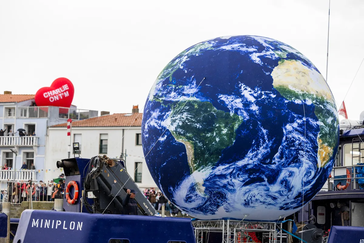 LES SABLES D'OLONNE, FRANCE - 10 MAI 2025 : Des skippers et diverses activités sont photographiés lors de la parade nautique de la remise des prix du Vendée Globe, le 10 mai 2025 aux Sables d'Olonne, France - (Photo by Jean-Marie Liot / Alea)